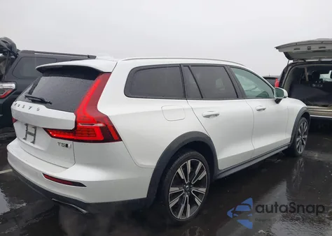 2020 Volvo V60 Cross Country T5 z USA, uszkodzony, nr VIN YV4102WK0L1031656